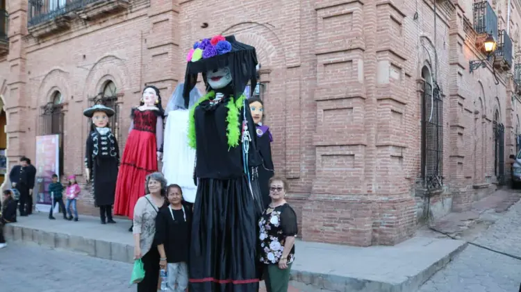 Mojigangas ponen ambiente y llenan de alegría el FAOT 2024