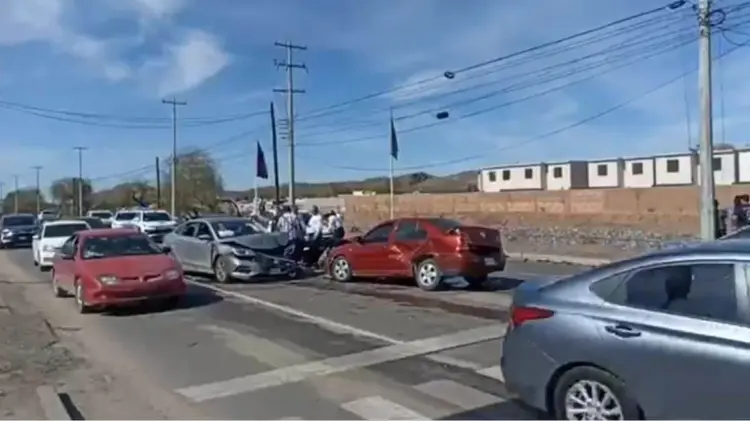 Elementos de la Policía Municipal arribaron como primeros respondientes. (Foto: Captura de video)