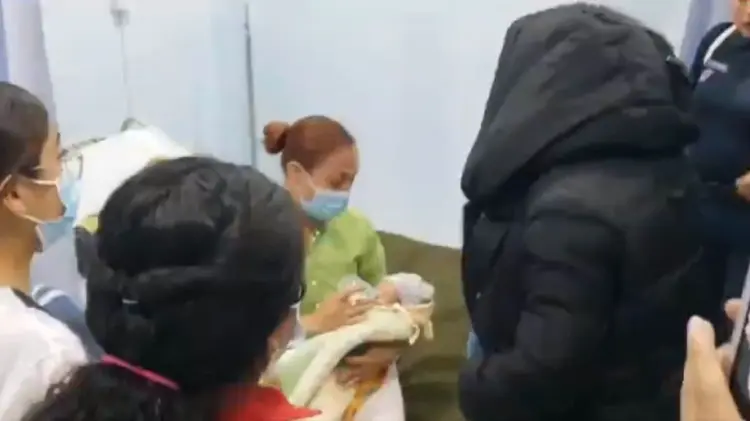 El bebé fue entregado a sus padres en la Fiscalía Regional de Amecameca. (Foto: Captura de video)