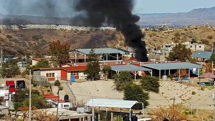 El incendio se registró en una bodega dentro del plantel. (Foto: CEPC Sonora)