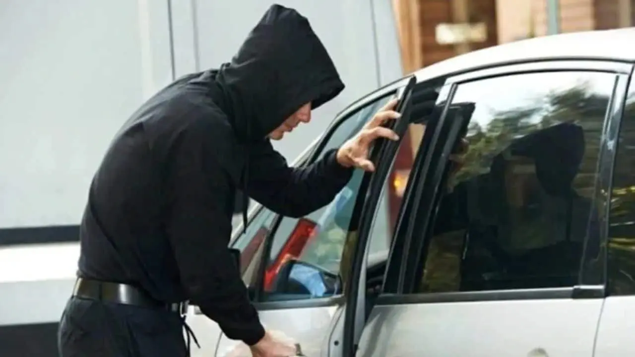Lo despojan de su vehículo con arma blanca