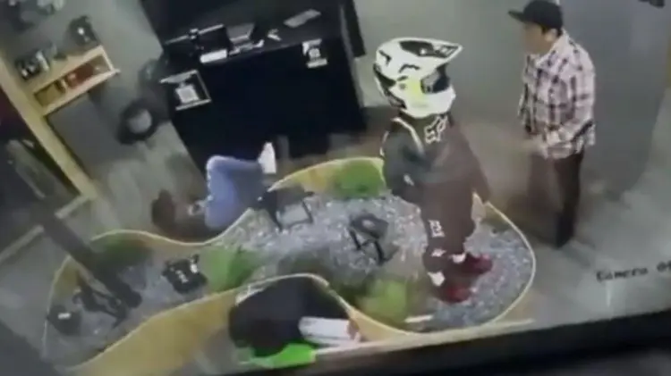 La agresión quedó captada por una cámara de seguridad. (Foto: Captura de video)