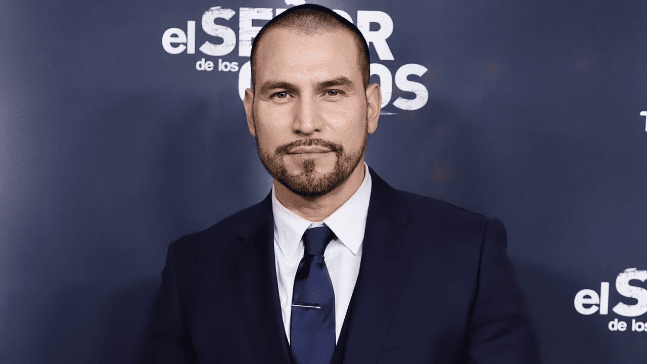 Rafael Amaya reaparece rehabilitado en estreno de ESDLC