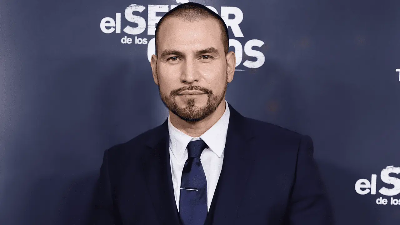 Rafael Amaya reaparece rehabilitado en estreno de ESDLC