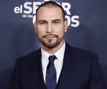 Rafael Amaya reaparece rehabilitado en estreno de ESDLC