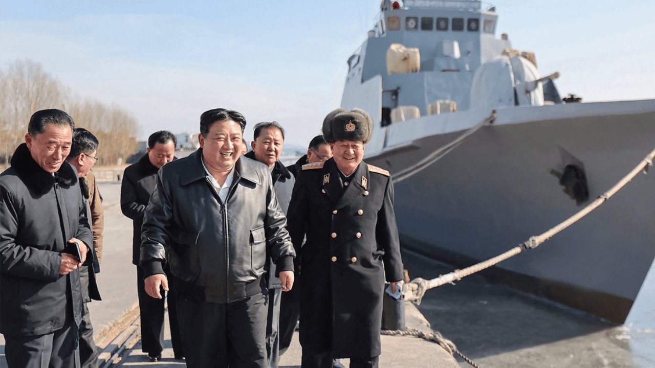 Kim Jong-un insta a reforzar la Marina para los preparativos de guerra
