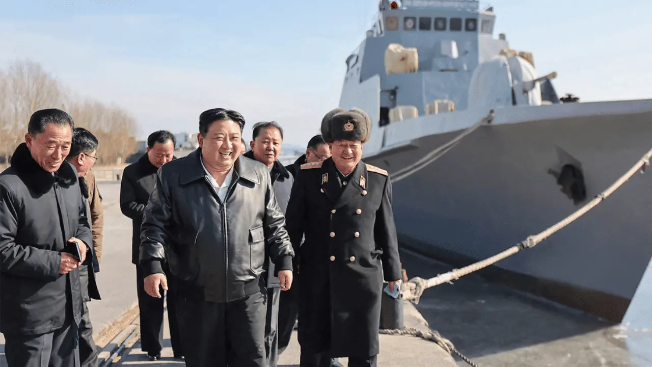 Kim Jong-un insta a reforzar la Marina para los preparativos de guerra