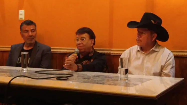 Fernando Tapia de Los Freddys, promotor Marcos Villa y conductor Saul Pereida. (Juan Olivas/EXPRESO)