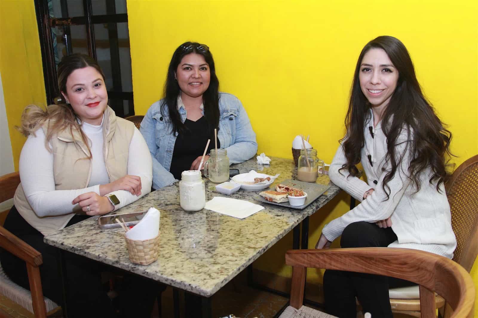 Disfrutan de una amena tarde en Casa Garmendia, Café y Churrería