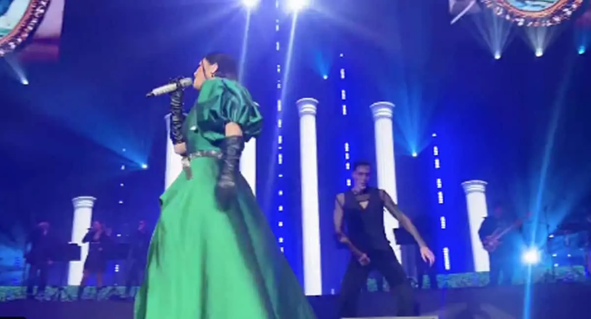 Yuridia regala momento emotivo a sus fans en el Auditorio Nacional
