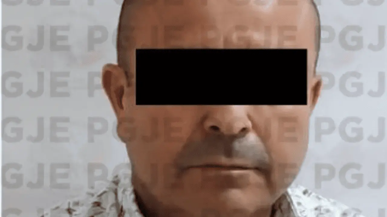 Detienen a funcionario de BCS con droga y pistola de postas