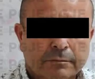 Detienen a funcionario de BCS con droga y pistola de postas