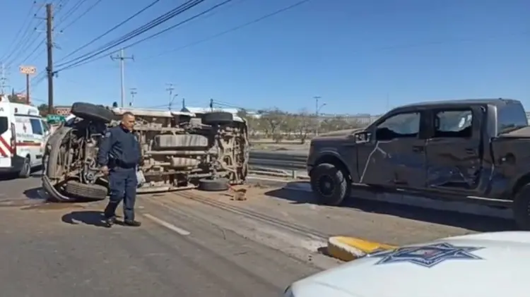 Uno de los vehículos terminó volcado de un costado sobre la carretera. (Foto: Captura de video)