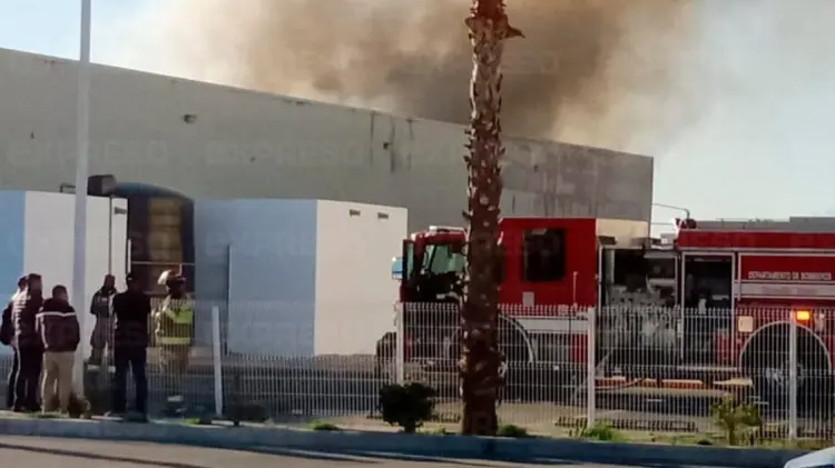 Elementos de Bomberos combatieron el fuego por más de dos horas. (Foto: Ramón Munguía/EXPRESO)