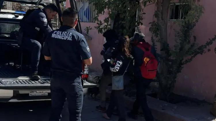 Elementos de la SSP Municipal entregaron al joven a sus familiares. (Foto: Especial/EXPRESO)