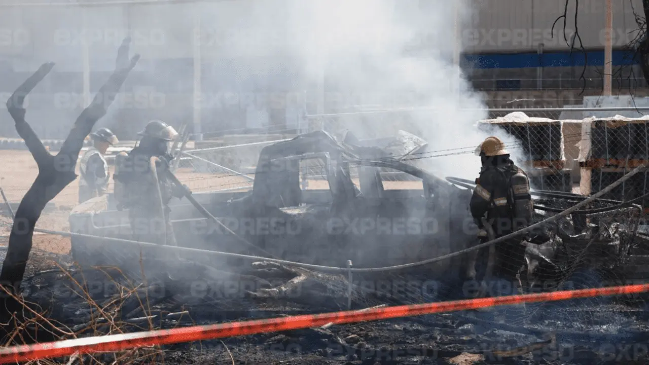 Choca y se incendia vehículo en carretera a Bahía de Kino