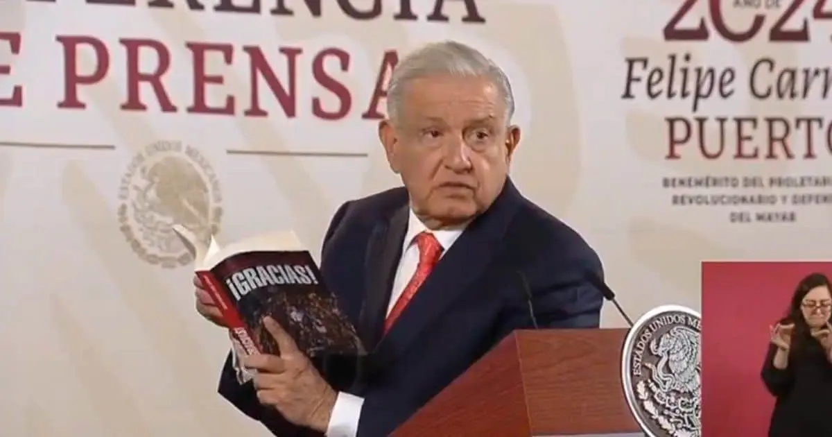 AMLO presume el primer ejemplar de su próximo libro ¡Gracias!