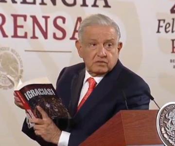 AMLO presume el primer ejemplar de su próximo libro ¡Gracias!