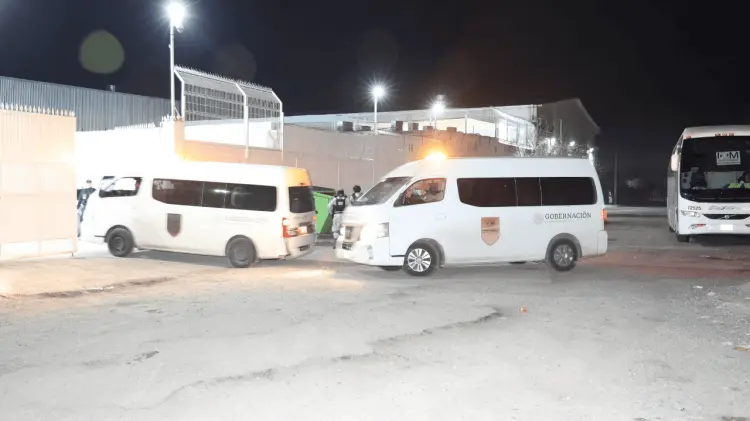 Fueron trasladados a las instalaciones del INM para revisarlos. (Foto: Jesús Ballesteros / EXPRESO).