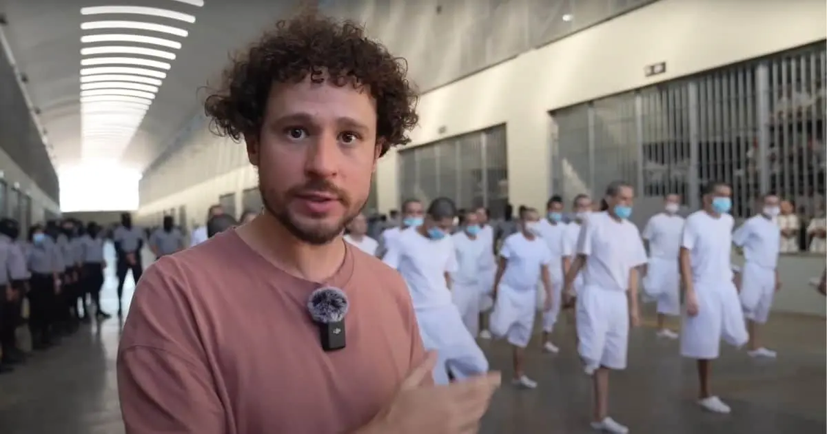 Luisito Comunica visita megacárcel de El Salvador y desata polémica
