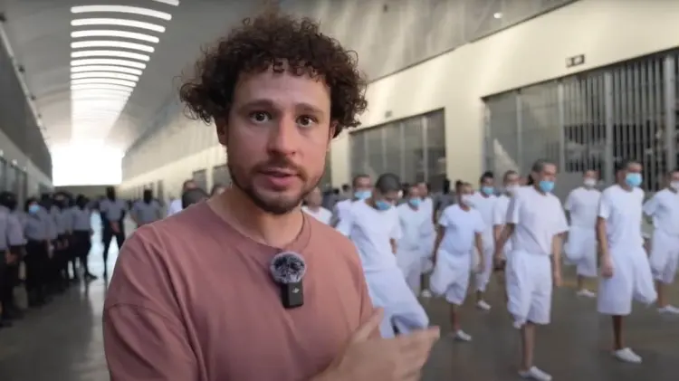 Luisito Comunica mostró los procesos que llevan a cabo los presos. (Foto: Captura de video)