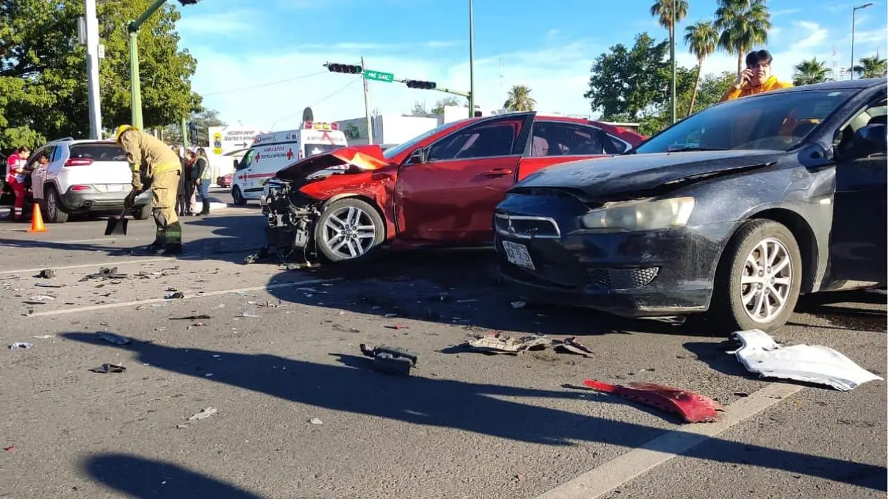 Choque en bulevar Luis Encinas deja a dos personas lesionadas