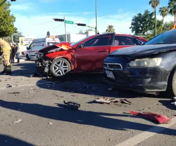 Choque en bulevar Luis Encinas deja a dos personas lesionadas