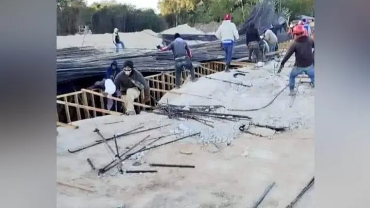 Dos trabajadores habrían quedado atrapados bajo los escombros. (Foto: Tomada de redes)