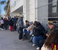 Bienestar exhorta a no exponerse ante el calor por cobro de pensión
