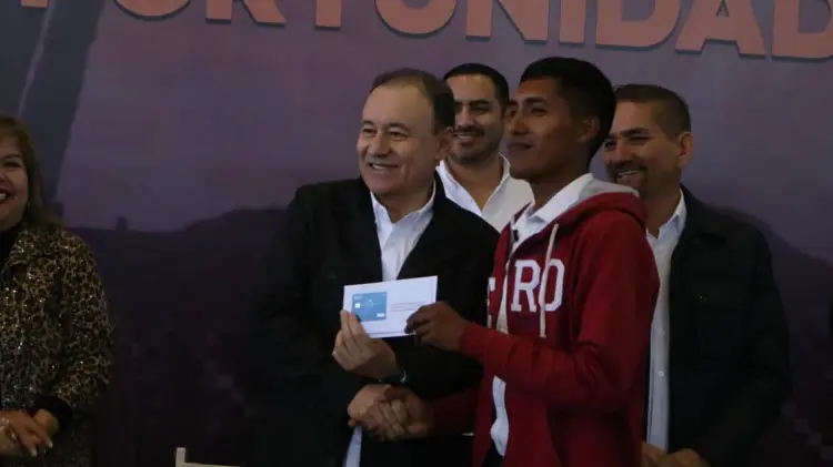 Alfonso Durazo, gobernador de Sonora, hizo la entrega de los apoyos. (Foto:  John Castellón/EXPRESO)