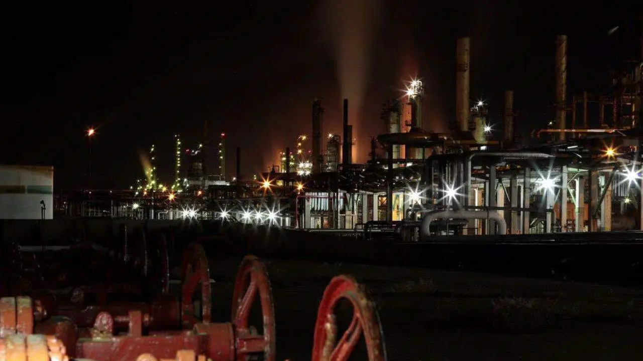 Explosión de caldera de una refinería deja al menos 8 lesionados