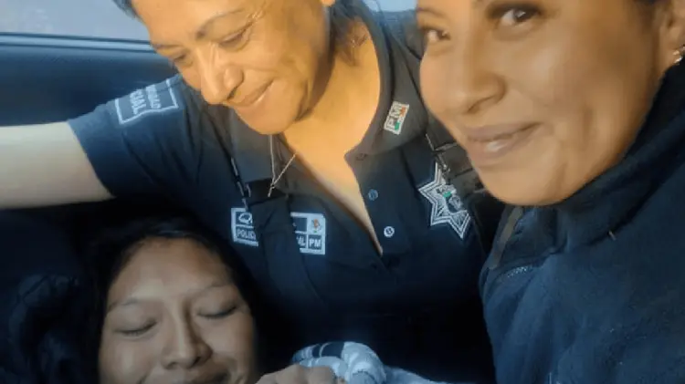 Policías ayudando a mujer (Foto: Especial/Expreso)