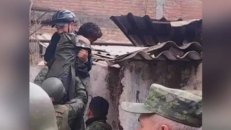 Elementos de la Policía Estatal y del Ejército Mexicano rescataron a la mujer. (Especial/EXPRESO)