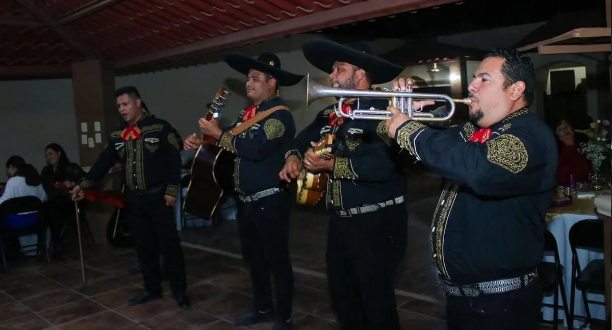 Músicos hacen su agosto en San Valentín