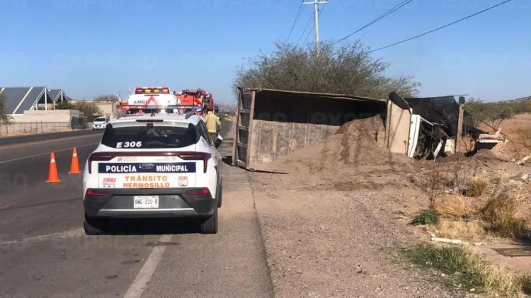 El vehículo volcó sobre su costado a la orilla de la calle. (Foto: Jesús Ballesteros/EXPRESO)