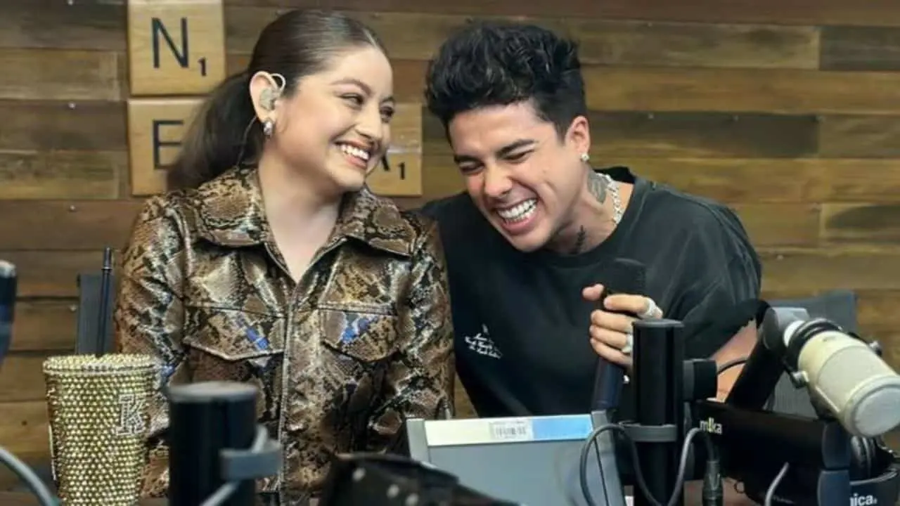 Mario Bautista le roba un beso a Karol Sevilla en una trasmisión en vivo