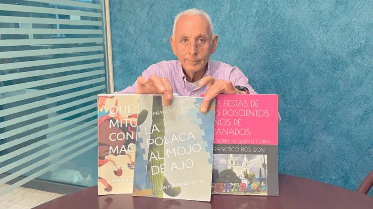 Ríos León visitó las instalaciones de e Media con algunas de sus publicaciones. (Foto: Sandra Solís)