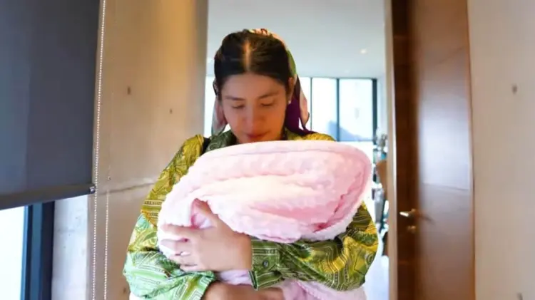 Lesslie Polinesia mostró cómo llevó a su bebé a casa en un video de Youtube (Foto: Captura de video)