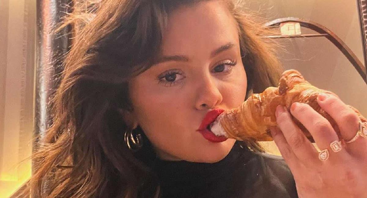 Selena Gomez conquista París en minifalda negra con abertura