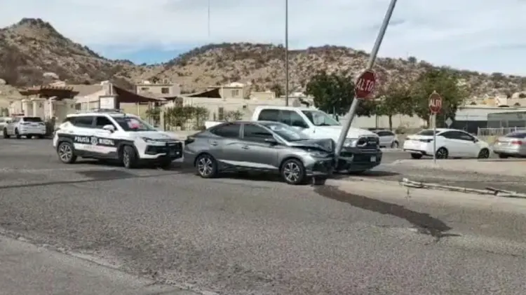 El vehículo terminó chocando contra un poste en la colonia Las Lomas. (Foto: Cortesía)