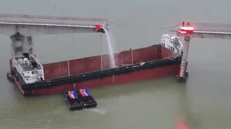 El buque impactó contra el puente en Cantón, causando el trágico accidente. (Foto: Cortesía)