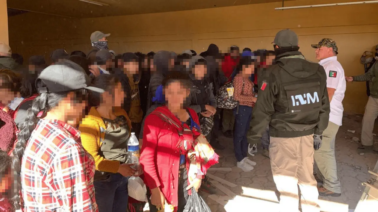 Rescatan a un centenar de migrantes en casa abandonada de Santa Ana