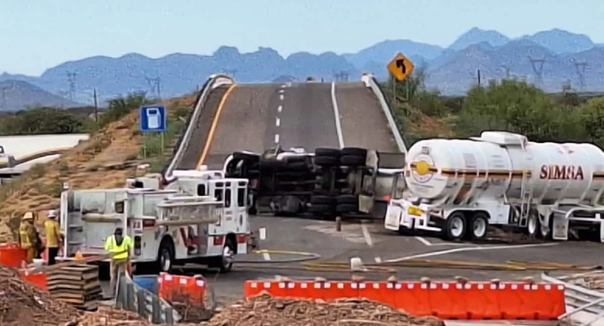 Cierran tramo carretero Guaymas-Hermosillo por volcamiento de pipa