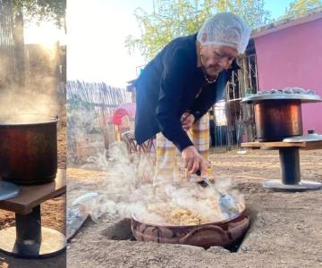 María Elena sigue preparando capirotada a la leña a sus 86 años