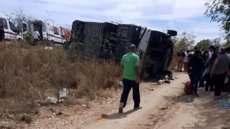 El camión de la línea Norte de Sinaloa quedó volcado al lado de la carretera. (Foto: Cortesía)