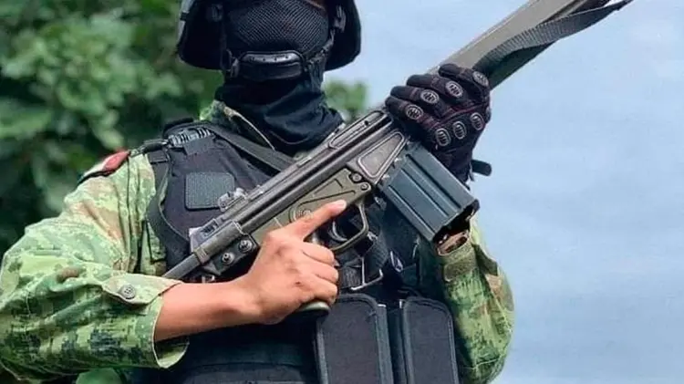 Los dos detenidos portaban armas de uso exclusivo para el ejército mexicano. (Especial / EXPRESO)