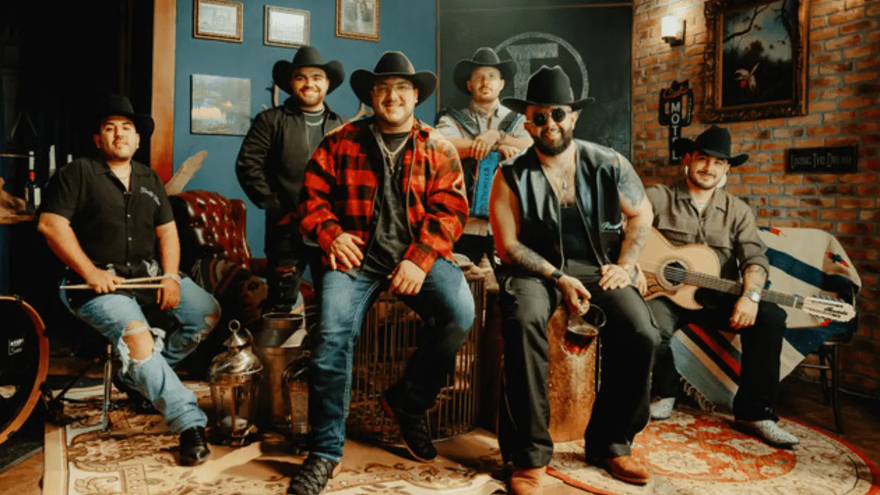 Carin León y Grupo Frontera se colocan en el número 1 de Billboard