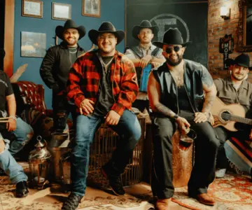 Carin León y Grupo Frontera se colocan en el número 1 de Billboard