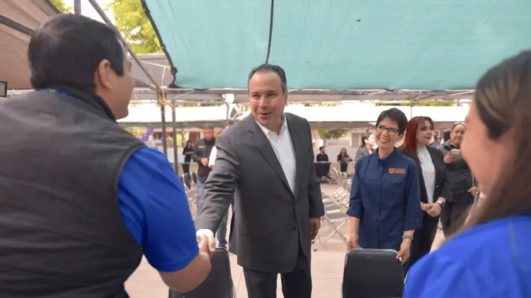 Astiazarán convivió con los hermosillenses que acudieron a la feria del empleo. (Foto:Especial)