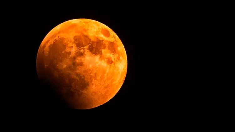 La aparición de lombrices de tierra le atribuye el nombre de Luna de Gusano. (Especial / EXPRESO)
